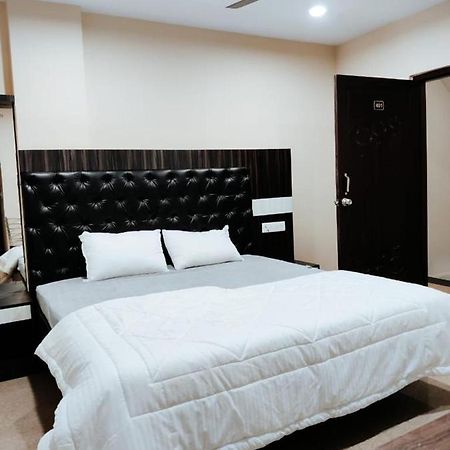 Priyaparadiseinn فاراناسي المظهر الخارجي الصورة